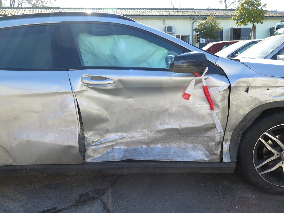 Beispielfoto: Unfallschaden an der Fahrzeugseite, Kfz-Gutachter Wedding